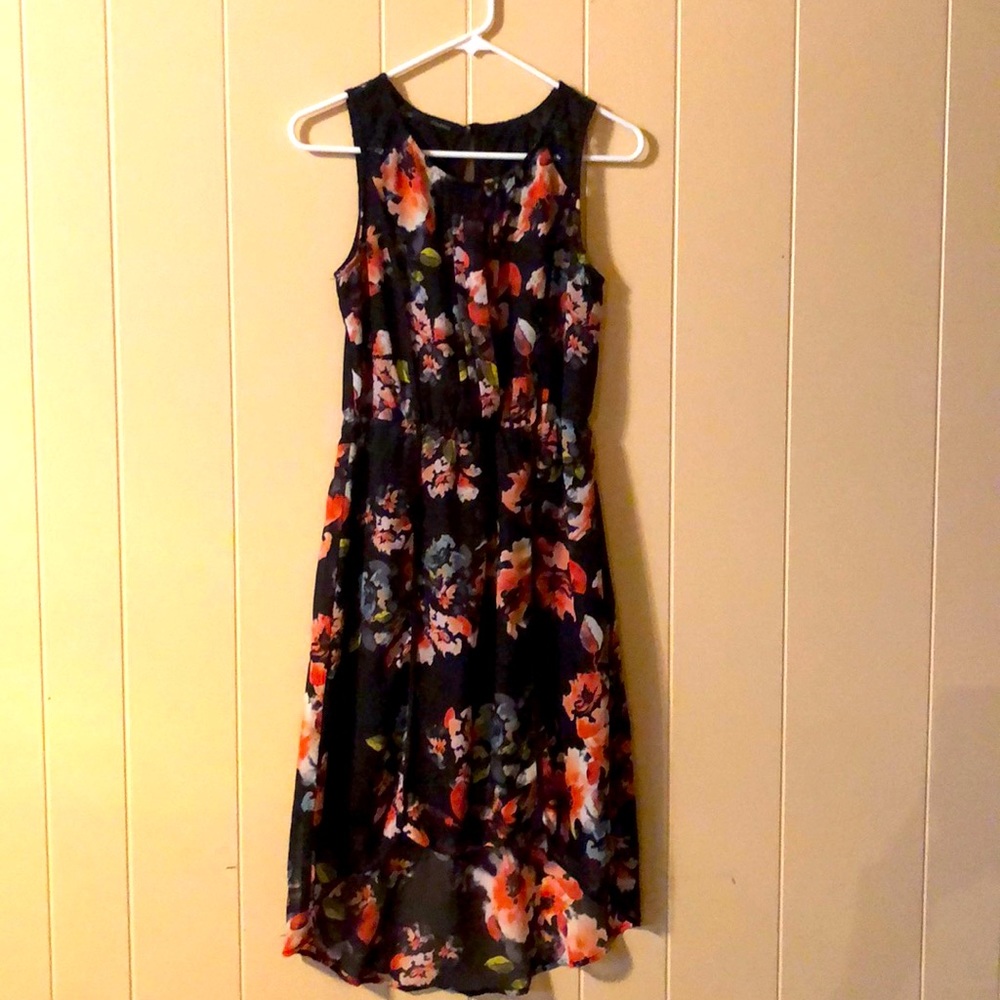 Beautiful women’s floral hi/lo dress. Maurices brand. In great conditions.